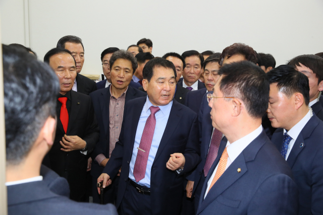 자유한국당 심재철 원내대표와 의원들이 10일 내년도 예산안이 통과되자 문희상 국회의장실을 항의방문하고 있다. 연합뉴스
