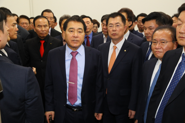 자유한국당 심재철 원내대표와 의원들이 10일 내년도 예산안이 통과되자 문희상 국회의장실을 항의방문하고 있다. 연합뉴스