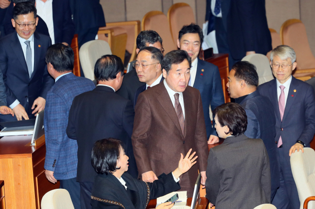이낙연 국무총리, 홍남기 경제부총리, 김현미 국토부 장관 등 국무위원들이 10일 국회 본회의에서 예산안이 통과된뒤 인사를 나누고 있다. 연합뉴스