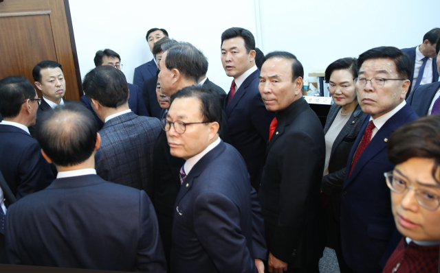 자유한국당 의원들이 10일 내년도 예산안이 통과된 뒤 문희상 국회의장실을 항의 방문하고 있다. 연합뉴스
