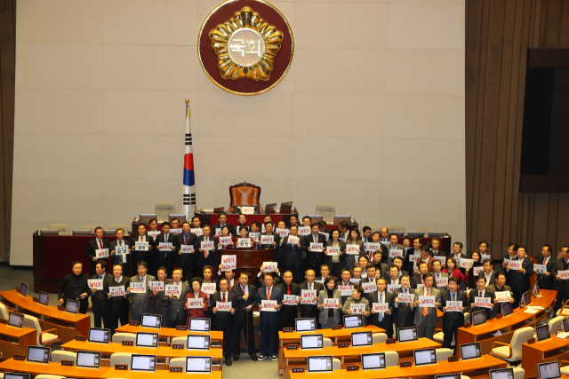 자유한국당 의원들이 10일 국회 본회의장에서 한국당을 제외한 