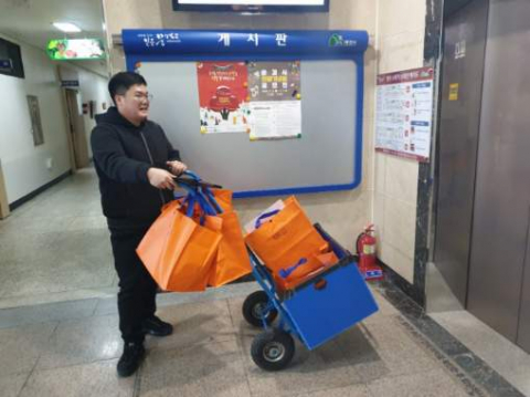 직장으로 배달되고 있는 문경 전통시장 장바구니들. 문경시 제공