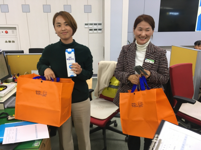 업무에 바쁜 문경시청 직원들이 퇴근전 전통시장 장바구니 배송서비스를 받고 기뻐하고 있다. 중앙시장 상인회 제공