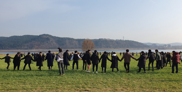 보리밟기에 참여한 학생들이 강강수월래를 하듯 보리를 밟고 있다. 성주군 제공