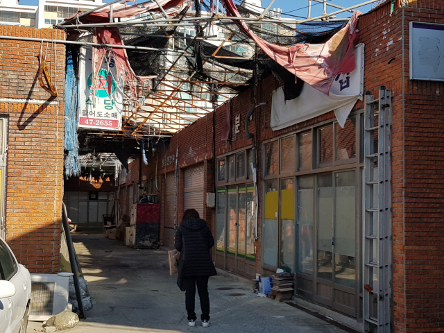 11일 오전 포항 북구 용흥동 용흥시장 모습. 1991년 개설신고된 용흥시장은 10여 년 전부터 인적이 끊기면서 시장 내 상가 100여 곳 중 2곳만 운영할 뿐 나머지 상가는 창고 등으로 사용되고 있다. 배형욱 기자