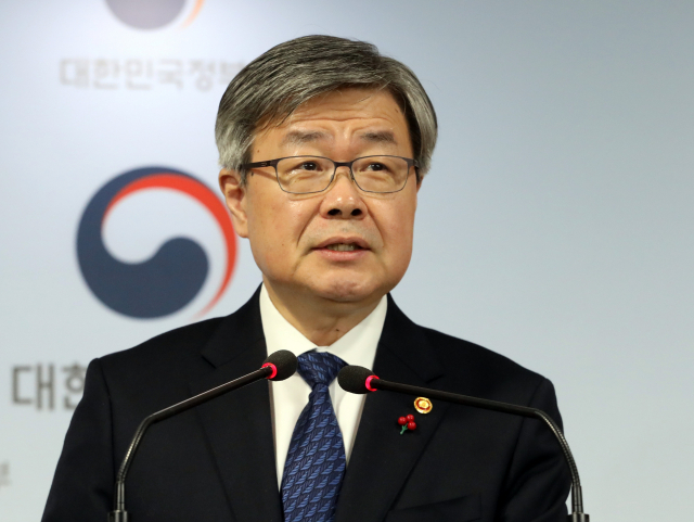 이재갑 고용노동부 장관이 11일 오전 서울 종로구 정부서울청사에서 열린 