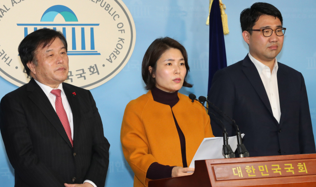 자유한국당 전희경 의원(가운데)이 11일 오전 서울 여의도 국회 정론관에서 한국당 총선기획단이 입시·채용·병역·국적 4대 분야 부적격자 배제 등 3가지 공천 부적격 판단 기준을 마련했다고 브리핑하고 있다. 왼쪽은 총선기획단 총괄팀장인 이진복 의원. 연합뉴스