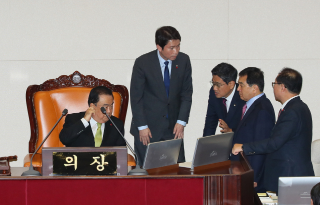 자유한국당 심재철 원내대표(왼쪽 두번째)가 10일 오후 국회 본회의에서 문희상 국회의장에게 내년도 예산안 상정에 항의하고 있다. 옆은 바른미래당 오신환 원내대표, 더불어민주당 이인영 원내대표. 연합뉴스