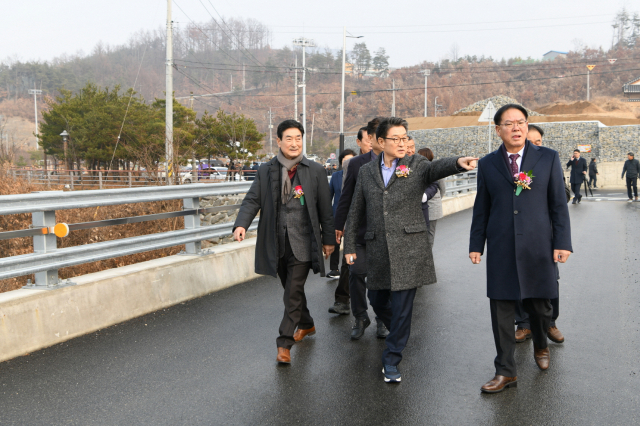 개통식을 마친 기관단체장들과 주민들이 평은리교를 둘러보고 있다. 영주시 제공