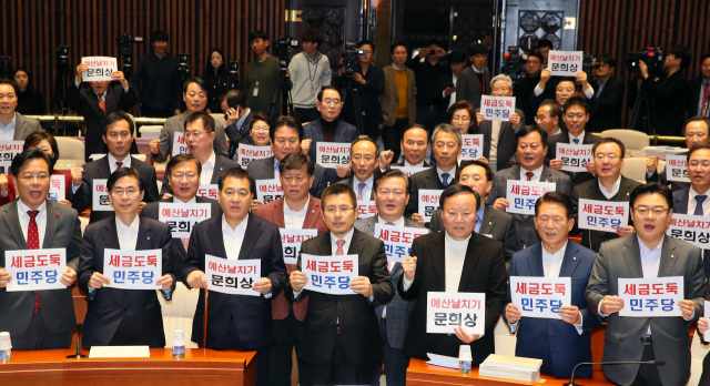자유한국당 황교안 대표, 심재철 원내대표 등 의원들이 11일 국회에서 열린 의원총회에서 손팻말을 들고 