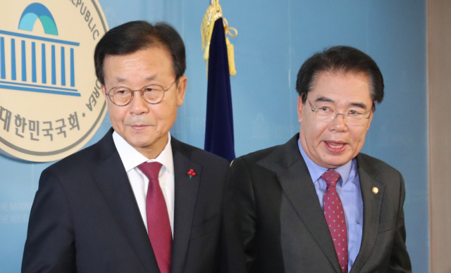 더불어민주당 5선 원혜영 의원(왼쪽)과 3선 백재현 의원이 11일 오후 서울 여의도 국회 정론관에서 내년 총선 불출마를 공식 선언하는 합동 기자회견을 마치고 정론관을 떠나고 있다. 연합뉴스