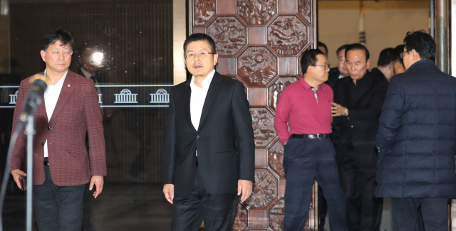 자유한국당 황교안 대표가 11일 오전 서울 여의도 국회 본회의장에서 밤샘 농성을 계속한 의원들을 격려하고 본회의장을 나서고 있다. 연합뉴스