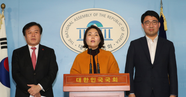 자유한국당 전희경 의원(가운데)이 11일 오전 서울 여의도 국회 정론관에서 한국당 총선기획단이 입시·채용·병역·국적 4대 분야 부적격자 배제 등 3가지 공천 부적격 판단 기준을 마련했다고 브리핑하고 있다. 왼쪽은 총선기획단 총괄팀장인 이진복 의원. 연합뉴스