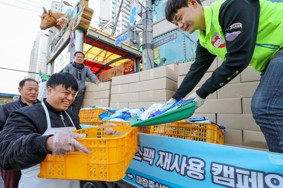지난 2일 오전 마장축산물시장에서 현대홈쇼핑 직원들이 상인들에게 아이스팩을 전달하고 있다. (출처: 현대홈쇼핑)