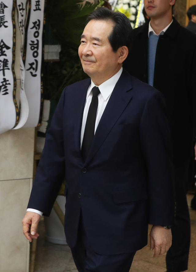 더불어민주당 정세균 의원이 11일 오전 경기도 수원시 아주대병원 장례식장에 마련된 김우중 전 대우그룹 회장 빈소를 찾아 조문을 마치고 나오고 있다. 연합뉴스