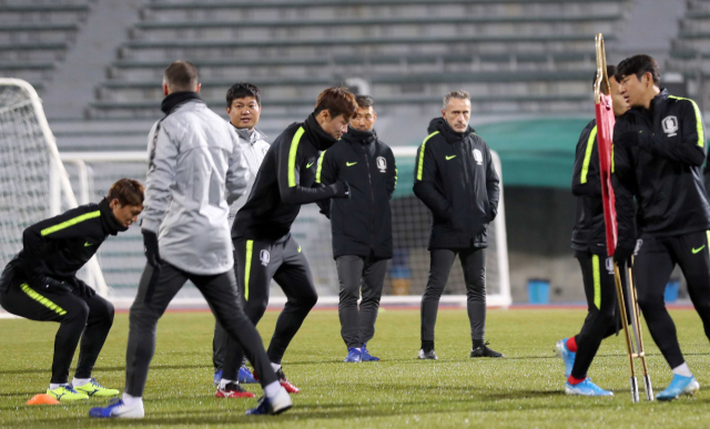 파울루 벤투 감독이 이끄는 한국 남자 축구 대표팀이 10일 부산아시아드 보조경기장에서 2019 동아시아축구연맹(EAFF) E-1 챔피언십에 대비해 훈련하고 있다. 연합뉴스