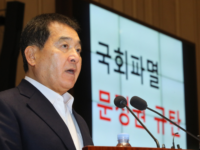 자유한국당 심재철 원내대표가 11일 국회에서 열린 의원총회에서 인사말하고 있다. 연합뉴스