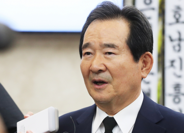 더불어민주당 정세균 의원이 11일 오전 경기도 수원시 아주대병원 장례식장에 마련된 김우중 전 대우그룹 회장 빈소를 찾아 조문을 마치고 나와 취재진 질문에 답하고 있다. 연합뉴스