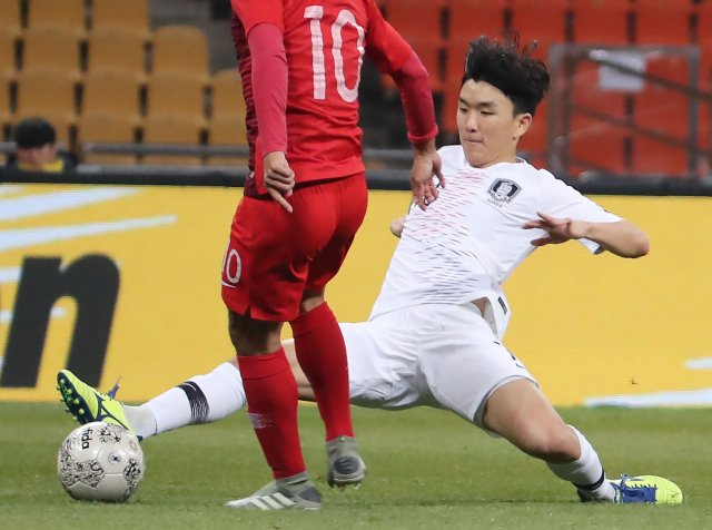 11일 오후 부산아시아드주경기장에서 열린 2019 동아시안컵 한국과 홍콩의 경기. 후반전 한국 황인범이 상대 선수의 공격을 차단하고 있다. 연합뉴스