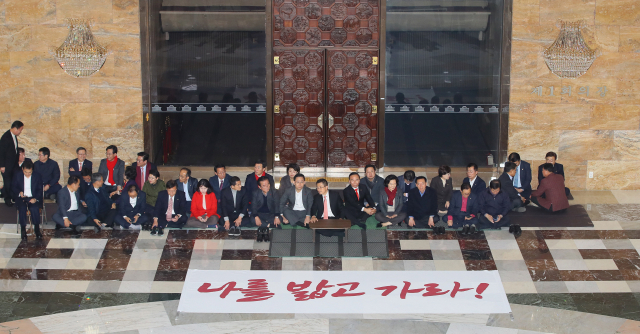 자유한국당 황교안 대표와 의원들이 11일 저녁 국회 로텐더홀에서 