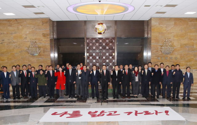 패스트트랙(신속처리안건) 법안 철회와 문재인 정권 국정농단을 규탄하는 무기한 농성을 시작하는 자유한국당 황교안 대표와 동참한 한국당 의원들이 11일 저녁 국회 로텐더홀에서 구호를 외치고 있다. 연합뉴스