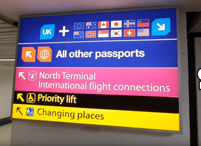 한 인터넷 커뮤니티에 올라온 영국 런던 히드로공항 표지판. 인터넷 커뮤니티 캡쳐
