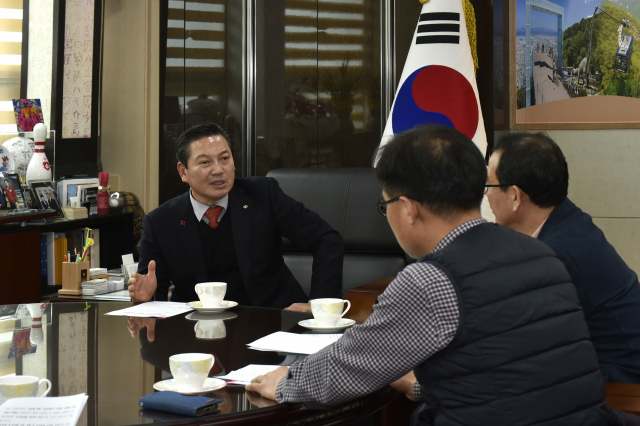 조재구 대구시 남구청장(왼쪽)이 관내 거주환경개선사업과 텃밭조성사업 추진방향을 밝히고 있다.