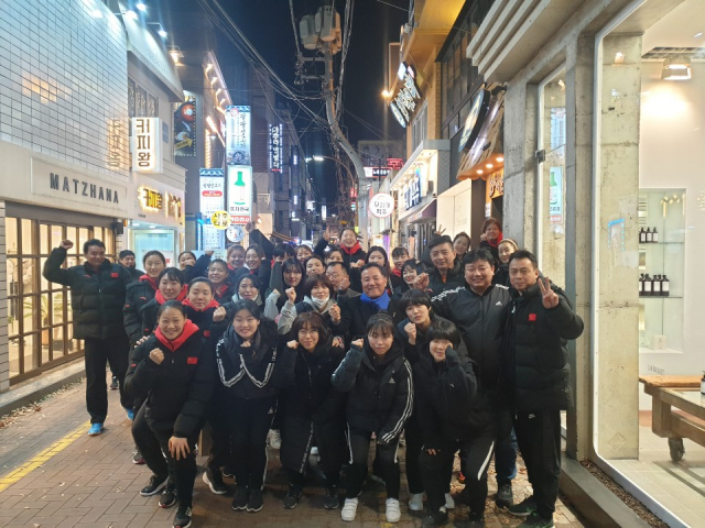 대구를 찾아 전지훈련중이 중국여자핸드볼팀이 11일 대구동성로 관광을 하며 한·중 스포츠·문화 교류 활성화를 다짐하고 있다.
