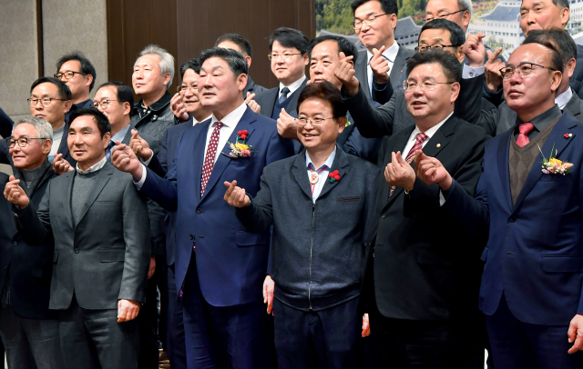 이철우(오른쪽 세 번째) 경북도지사, 장경식(오른쪽 네 번째) 경북도의회 의장 등 제6회 건설인 기살리기 및 건설인상 시상식 참석자들이 12일 경주 힐튼호텔에서 기념촬영을 하고 있다. 경북도 제공