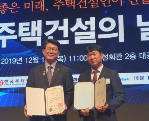 사진 왼쪽부터 권진혁 화성산업 상무, 신일용 기술개발팀 부장.