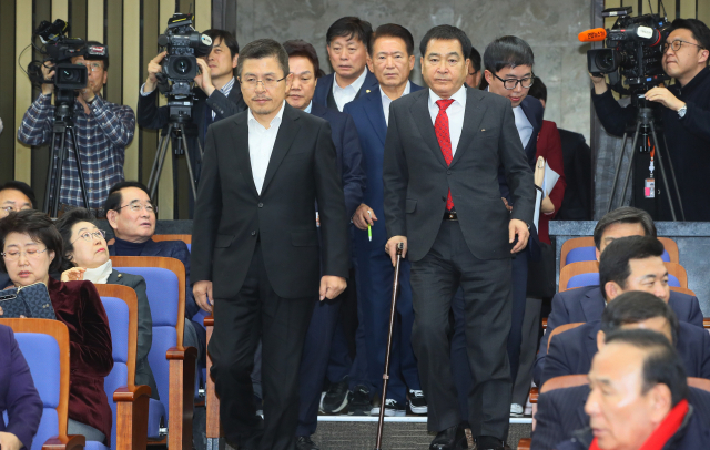 선거제 개혁안과 검찰개혁법안의 패스트트랙 처리에 반대하는 자유한국당의 황교안 대표, 심재철 원내대표가 12일 국회에서 열린 의원총회에 입장하고 있다. 연합뉴스