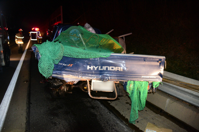 12일 오후 6시 53분쯤 광주대구고속도로 논공휴게소 인근에서 3중 추돌사고가 발생, 화물차 운전자 1명이 숨지고 3명이 다쳤다. 달성소방서 제공