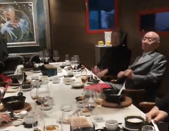 전두환 전 대통령이 12·12 군사반란을 일으킨 지 40년이 되는 날인 12일 전씨가 군사 반란에 가담했던 인물들과 서울 강남의 고급 음식점에서 기념 오찬을 즐기는 장면을 정의당 임한솔 부대표가 직접 촬영해 언론에 12일 공개했다. 연합뉴스