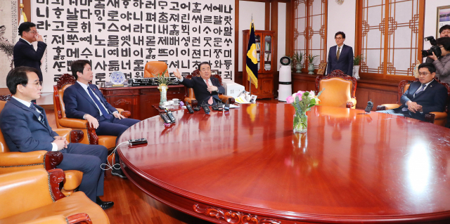 더불어민주당 이원욱 원내수석부대표(왼쪽부터), 이인영 원내대표, 문희상 국회의장, 바른미래당 오신환 원내대표가 12일 국회 의장실에서 패스트트랙(신속처리안건)에 오른 선거제 개혁안과 검찰개혁법안의 처리 방안과 본회의 개의 시점을 논의하기 위해 자유한국당 심재철 원내대표를 기다리고 있다. 이날 회동은 한국당 심 원내대표의 불참으로 무산됐다. 연합뉴스