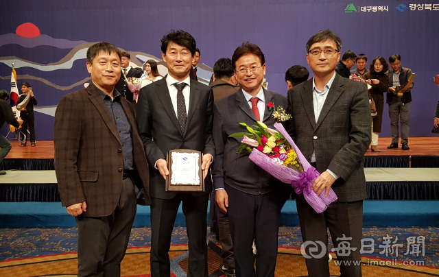 영양군이 경북도내에서 수출 증가율이 가장 높은 지자체로 선정돼 이철우 경북도지사로부터 기관표창을 받고 기념촬영하고 있다. 사진 왼쪽부터 황영호 농산물마케팅담당, 유수호 영양부군수, 이철우 경북도지사, 신재성 유통일자리과장. 영양군 제공