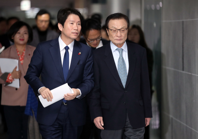 더불어민주당 이해찬 대표와 이인영 원내대표가 13일 오전 국회 의원회관에서 열린 확대간부회의에 참석하기 위해 회의장으로 향하고 있다. 연합뉴스
