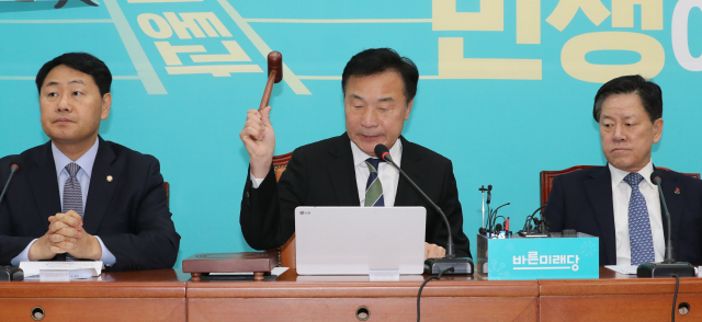 바른미래당 손학규 대표(가운데)가 13일 오전 서울 여의도 국회에서 열린 최고위원회의에서 의사봉을 두드리고 있다. 연합뉴스