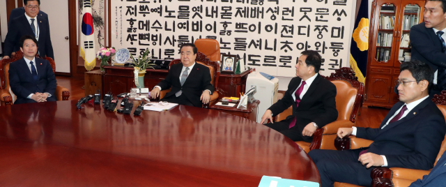 문희상 국회의장과 교섭단체 여야3당 원내대표가 13일 오전 서울 여의도 국회의장실에서 원내대표 회동을 하고 있다. 왼쪽부터 더불어민주당 이인영 원내대표, 문 의장, 자유한국당 심재철 원내대표, 바른미래당 오신환 원내대표. 연합뉴스