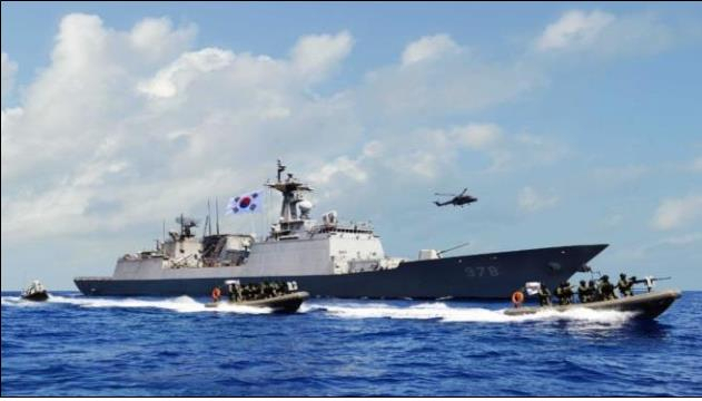 해양수산부가 청해부대 제31진 왕건함 파병을 앞두고 13일 오전 경남 거제도 앞 해상에서 해군, 국적선사 등과 함께 국적선박 피랍 대비 민·관·군 합동 해적진압 훈련을 한다고 13일 밝혔다. 연합뉴스