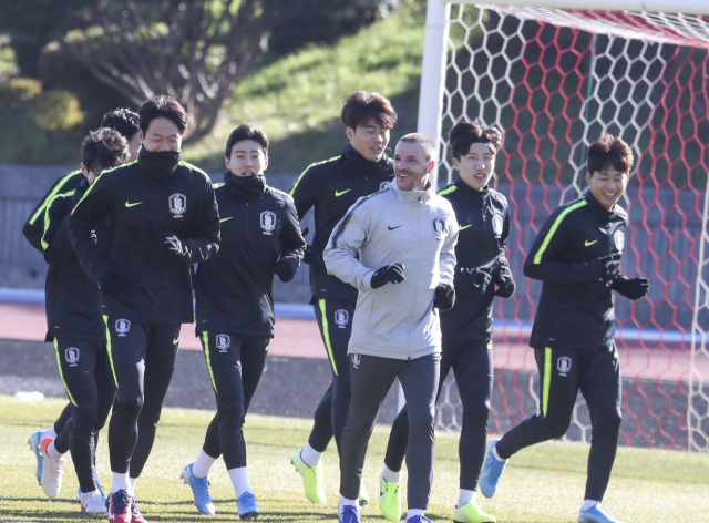 파울루 벤투 감독이 이끄는 한국 남자 축구 대표팀이 12일 부산아시아드 보조경기장에서 회복훈련으로 달리기를 하고 있다. 연합뉴스