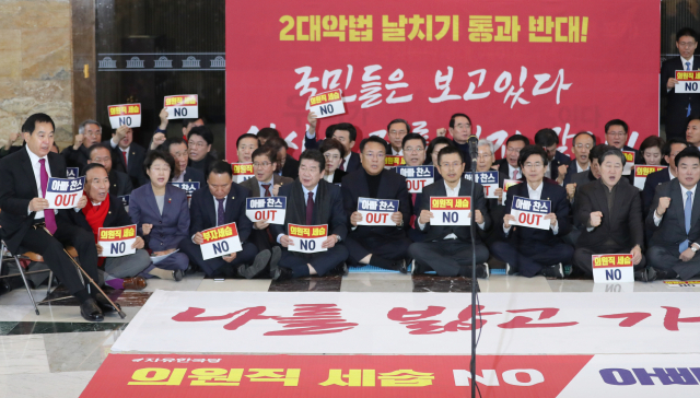 자유한국당 황교안 대표와 심재철 원내대표 등이 국회 본회의가 예정된 13일 오후 국회 본청 입구 로텐더홀에서 문희상 국회의장의 아들 문석균 더불어민주당 경기 의정부갑 지역위원회 상임 부위원장의 지역구 세습 논란을 규탄하며 구호를 외치고 있다. 연합뉴스