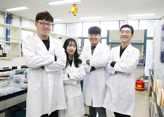 이영웅 연구원, 서지영 씨, 김동우 씨, 박시현 전자공학과 교수(왼쪽부터)가 포즈를 취하고 있다. 영남대 제공