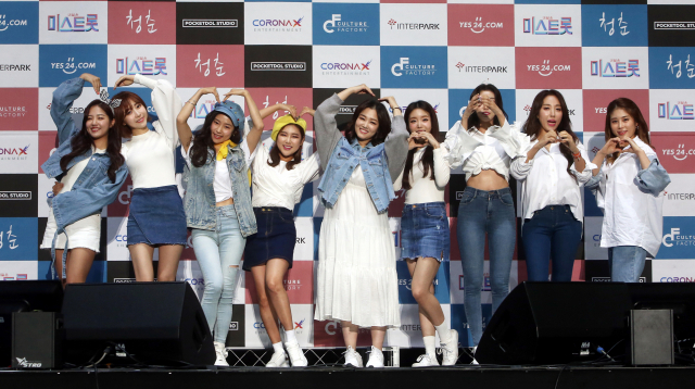 가수 정다경(왼쪽부터), 하유비, 홍자, 송가인, 정미애, 박성연, 두리, 숙행, 김소유가 지난 11월 29일 충북 청주대 석우문화체육관에서 열리는