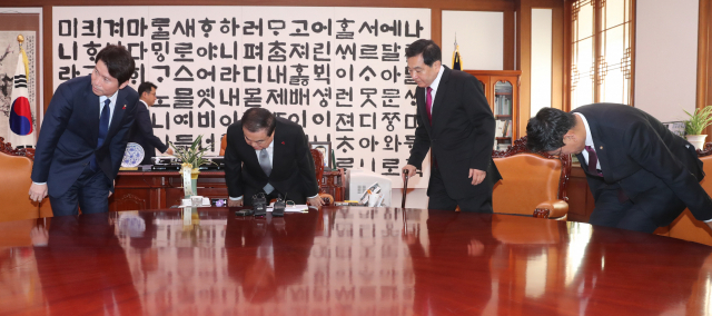 문희상 국회의장과 교섭단체 여야3당 원내대표가 13일 오전 서울 여의도 국회의장실에서 열린 회동에 참석하고 있다. 왼쪽부터 더불어민주당 이인영 원내대표, 문 의장, 자유한국당 심재철 원내대표, 바른미래당 오신환 원내대표. 이어진 오후 회동에는 이인영 원내대표만 참석했고, 다시 저녁 회동이 오후 7시 소집됐지만, 본회의 개의를 결정하지 못했다. 연합뉴스