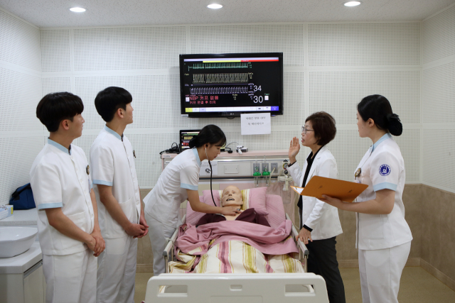 문경대학교 간호학과 학생들이 실습하고 있다. 문경대 제공