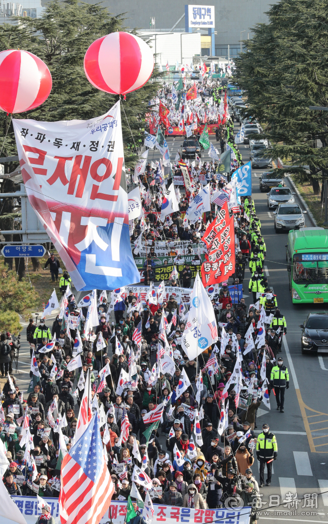 14일 동대구역 광장에서 천만인무죄석방본부 주최, 우리공화당 주관으로 제160차 태극기집회가 열렸다. 이후 참가자들이