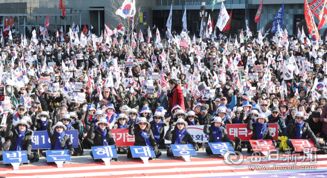 14일 동대구역 광장에서 천만인무죄석방본부 주최, 우리공화당 주관으로 열린 제160차 태극기집회에 참가한 우리공화당 당원 및 시민들이