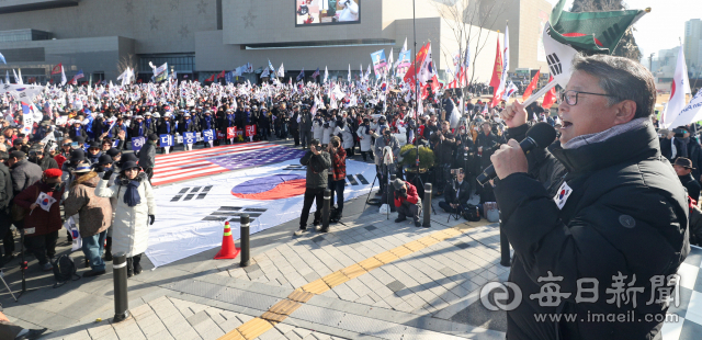 조원진(오른쪽) 우리공화당 공동대표가 14일 동대구역 광장에서 열린 제160차 태극기집회에서 발언하고 있다. 성일권 기자 sungig@imaeil.com