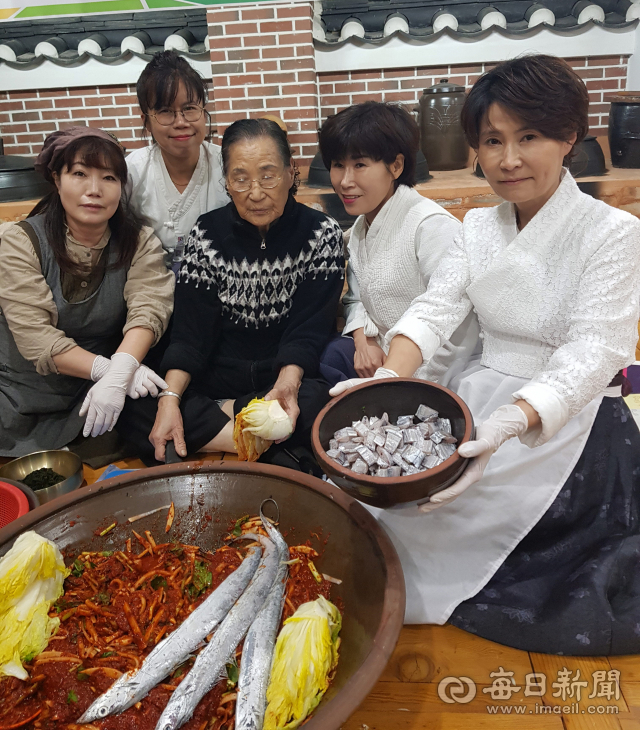 예미정 본채에서향토음식 연구가들이 16일 어딤채 시연회 준비에 나서고 있다. 왼쪽부터 박서진 전통음식 스토리텔러, 최미경 예미정종가음식연구원장, 한희숙 손맛할머니, 안저희 예미정관리실장, 박정남 안동종가음식교육원장. 예미정 제공