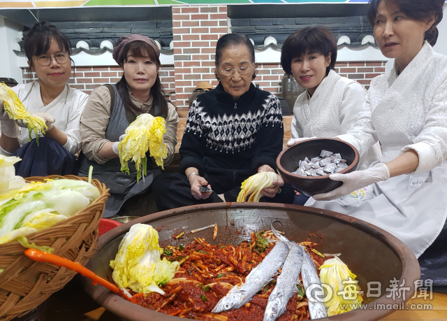 예미정 본채에서향토음식 연구가들이 16일 어딤채 시연회 준비에 나서고 있다. 왼쪽부터 박서진 전통음식 스토리텔러, 최미경 예미정종가음식연구원장, 한희숙 손맛할머니, 안저희 예미정관리실장, 박정남 안동종가음식교육원장. 예미정 제공